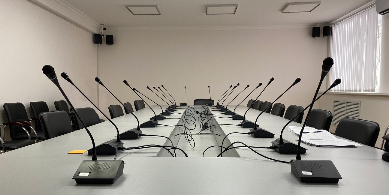 Звуковое оснащение переговорных комнат и huddle rooms
