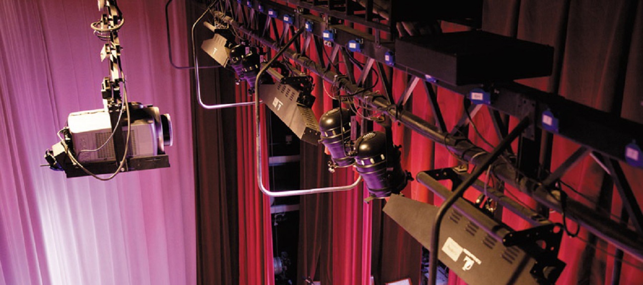 Комплексное оснащение звуковым и световым оборудованием концертного зала отеля