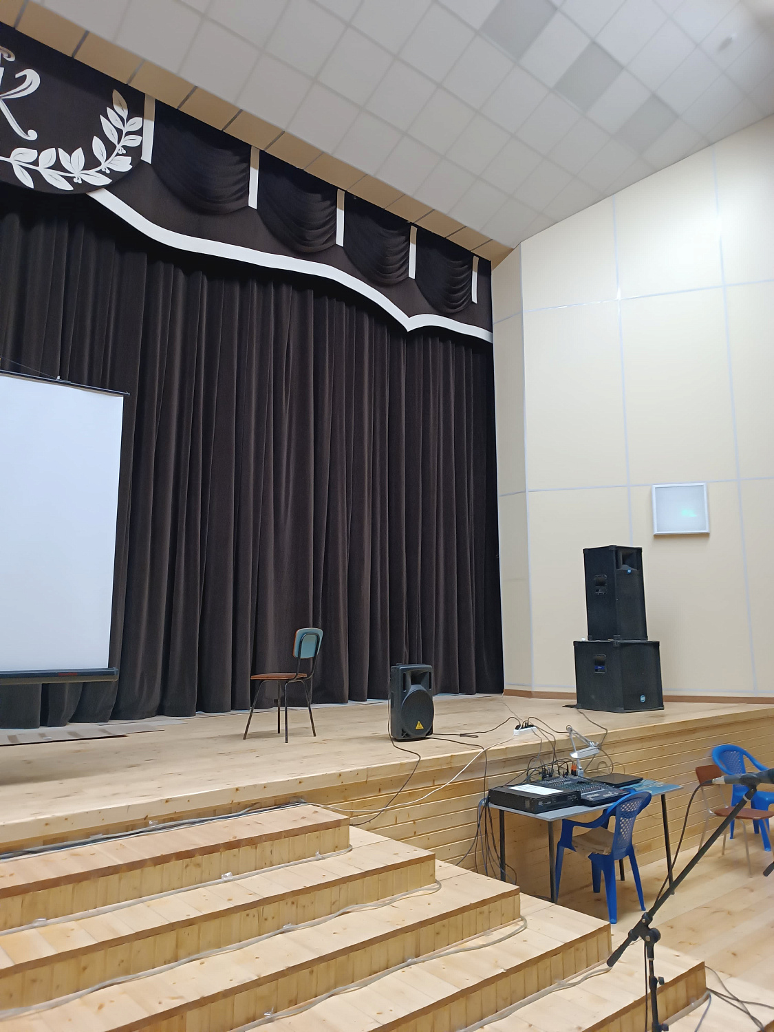 Установка механики сцены для занавеса